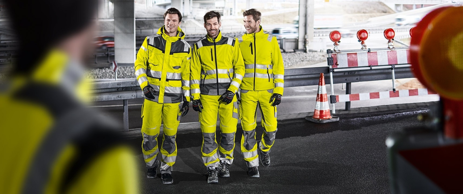 a2w-3maenner-gelb-1800-722_1920x1920